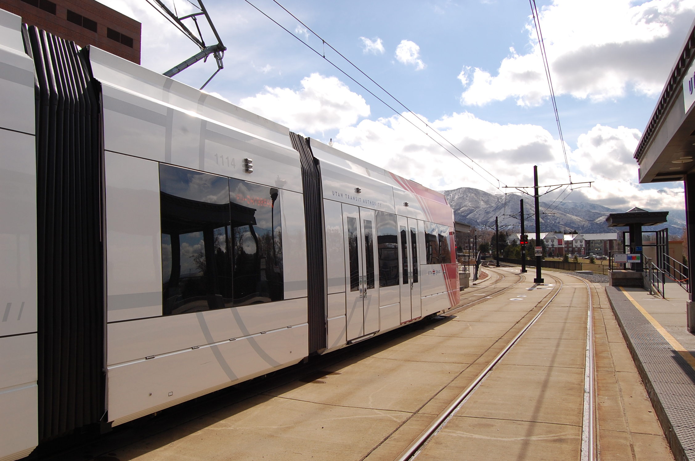 Light rail reduces auto traffic, cuts emissions, study finds